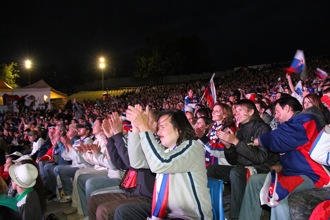 Fanusikovia hokeja z Kosickej fan village v Amfiteatri